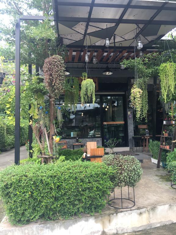 The Rhea Hotel Удон Тани Екстериор снимка